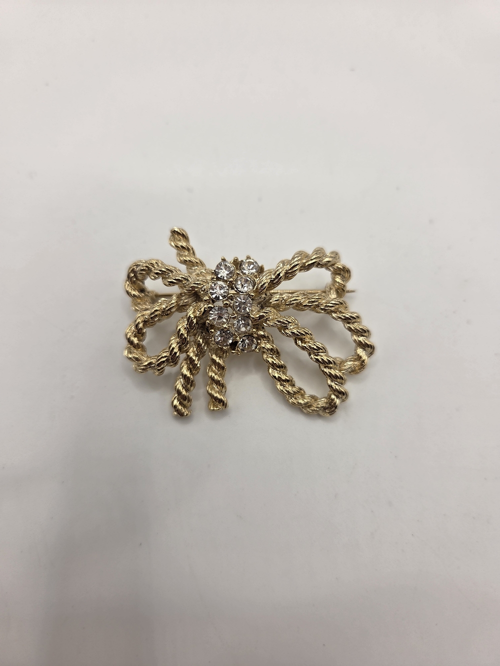 1628. Vintage MJ Ent Gold-Tone Rope Bow Brooch with Clear Crystal Cluster